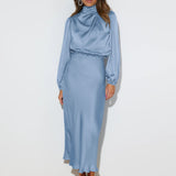 上質なサテン素材のロングスリーブルーズフィットワンピース、エレガントな女性のイブニングドレス