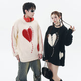 ハートの刺繍が施されたデザイン感あふれるゆったりとしたラウンドネックの男女兼用のニットセーター