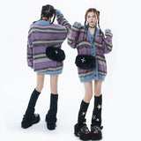 カラフルな斑点の彩画とストライプ柄のゆったりとしたオープンフロントのセーター