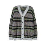 カラフルな斑点の彩画とストライプ柄のゆったりとしたオープンフロントのセーター